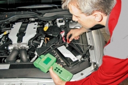 Ein Batterie-Check sollte zum Angebot jeder Kfz-Werkstatt gehören.
